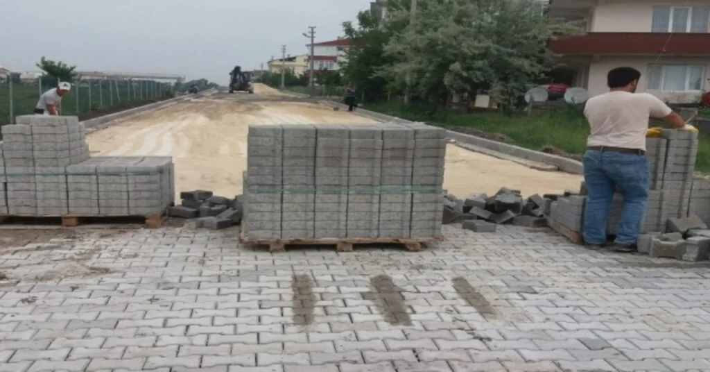 Ergenede Beton Parke Taş Çalışmaları Sürüyor