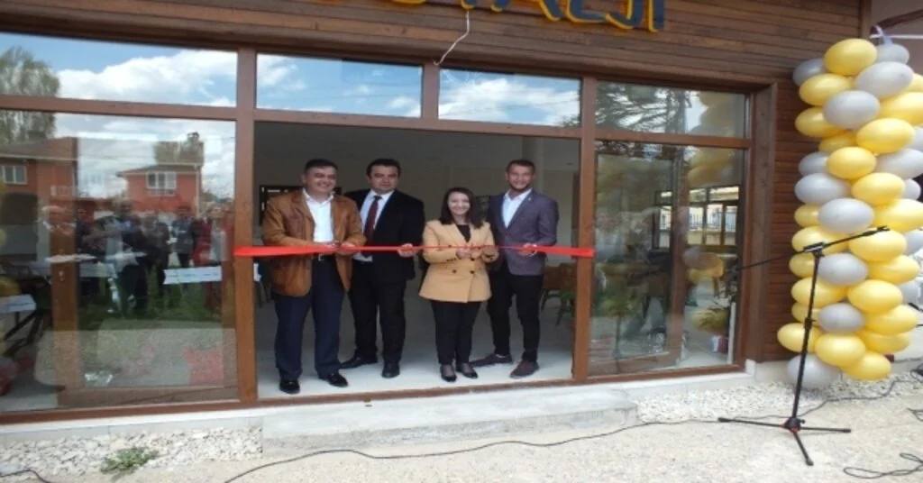 Eski Başkan İle Yeni Başkan Birlikte Kurdele Kesti