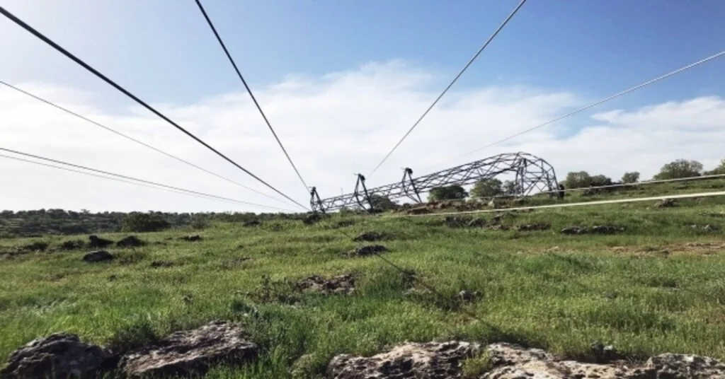 Fırtınanın Vurduğu Midyatta Elektrik Şebekesi Onarılıyor