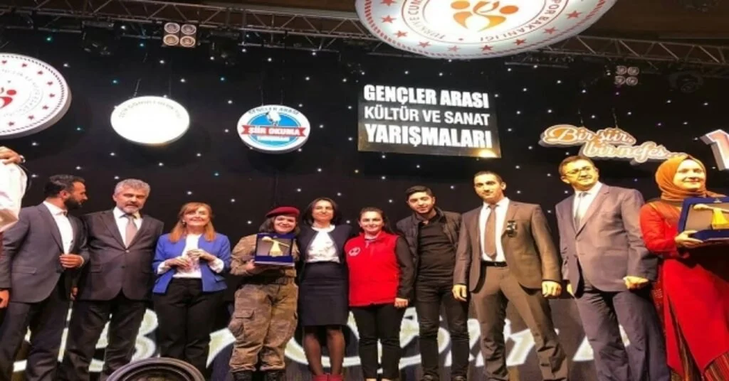 Gençler Arası Şiir Okuma Yarışmasında Türkiye Birincisi Ağrıdan