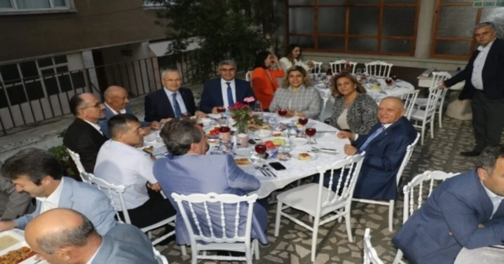 Güleç Ailesi Köy Meydanında Protokole Ve Halka İftar Verdi