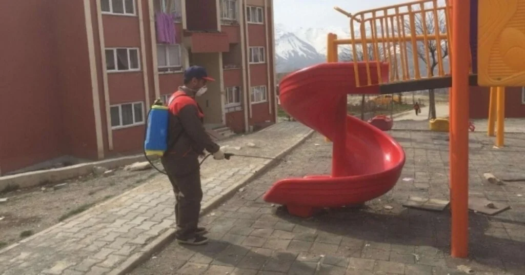 Hakkaride Park Ve Bahçeler İlaçlandı