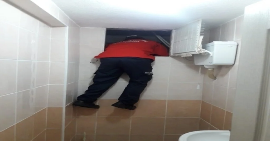 Havalandırma Boşluğuna Düşen Kargayı İtfaiye Kurtardı