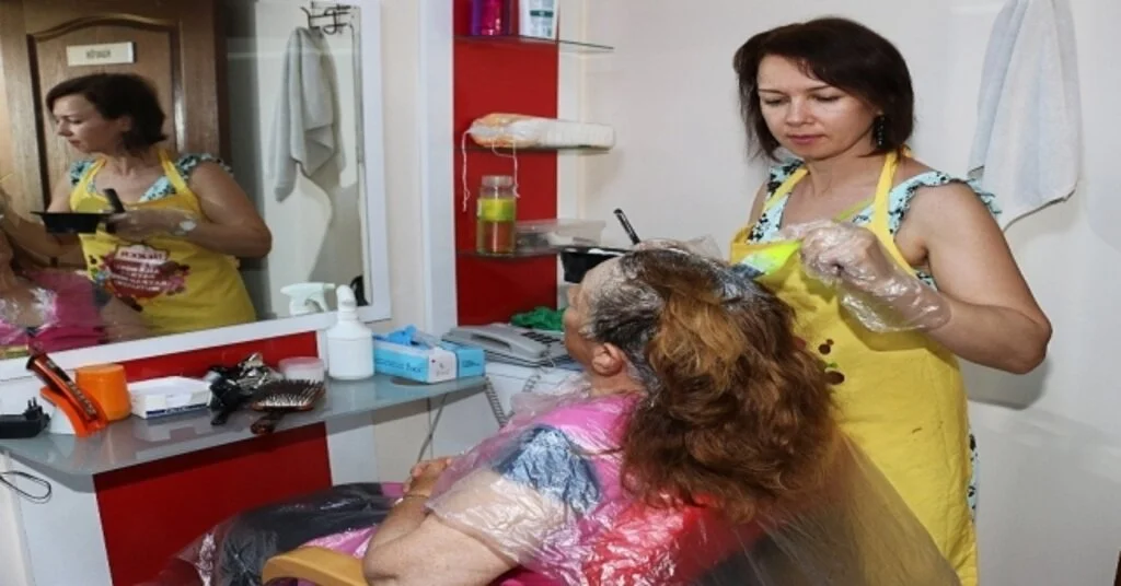 Huzurevi Sakinlerine Bayrama Özel Saç Ve Cilt Bakımı Sürprizi
