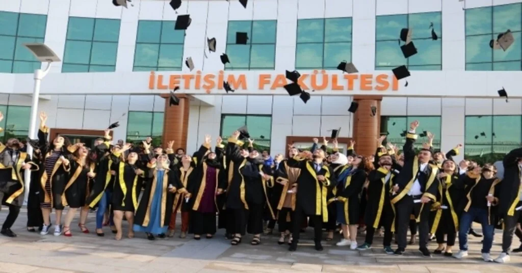 İletişim Fakültesinde Mezuniyet Coşkusu