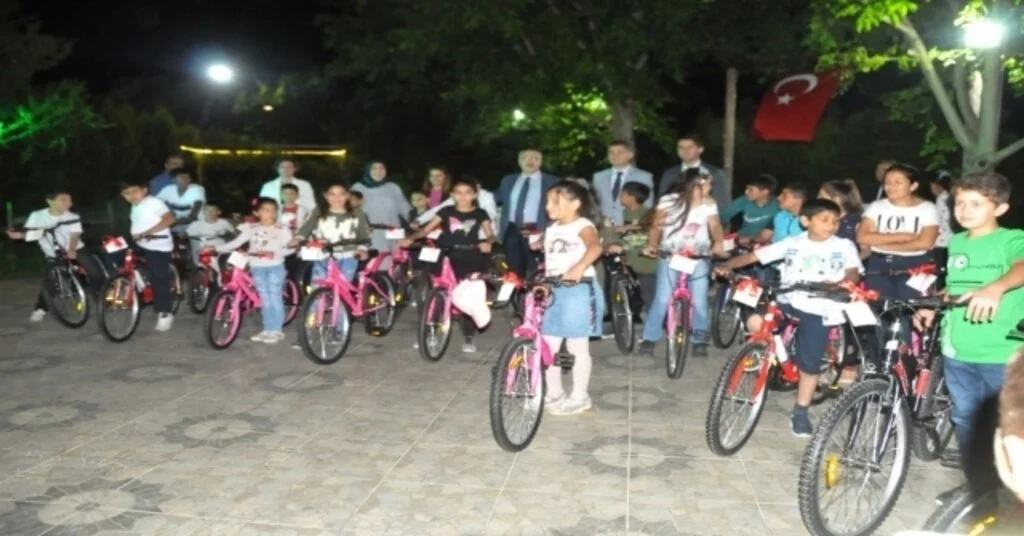 İncirliovada 30 Çocuğa Bayram Erken Geldi