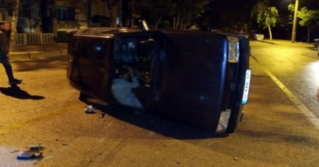 Ispartada Anne Ve Kızı, Yan Yatan Otomobilde Kurtarılmayı Bekledi