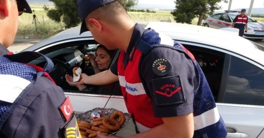 Jandarma Bu Kez Ceza Yazmak İçin Değil Kandil Simidi İkramı İçin Durdurdu