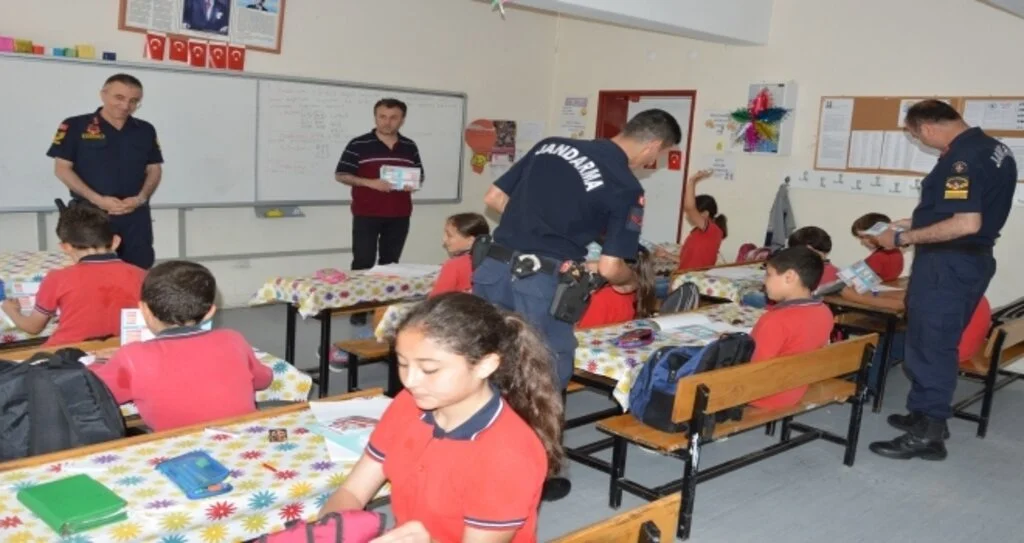 Jandarma öğrencilere "sürücü  seyahat karnesi" dağıttı