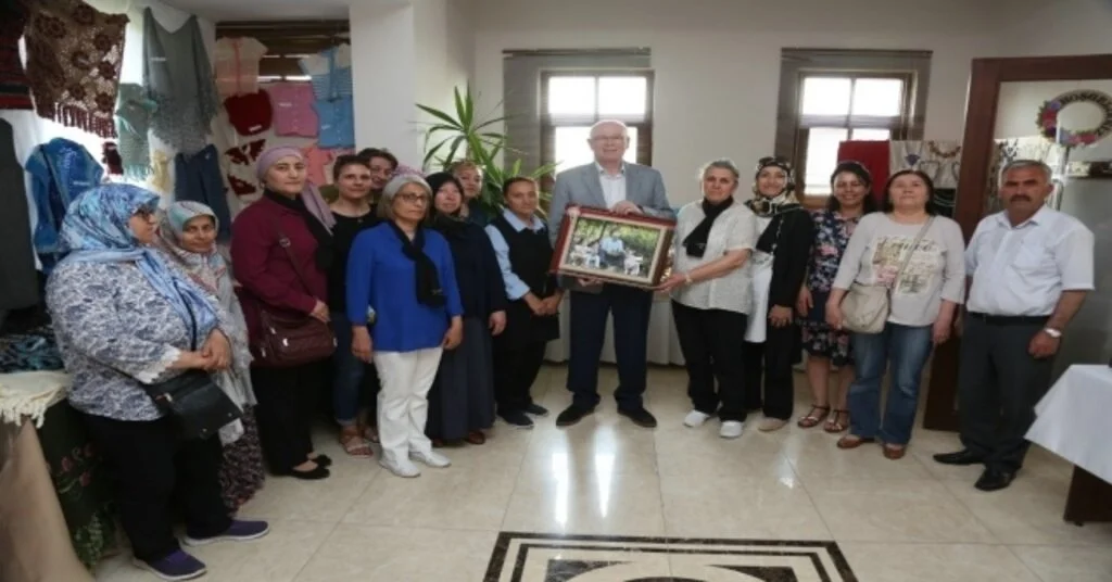 Kadınlardan Başkan Kurta Anlamlı Hediye