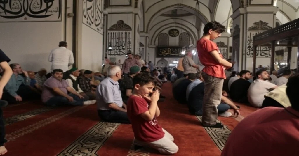 Kadir Gecesinde Bursalılar Ulu Camiye Akın Etti
