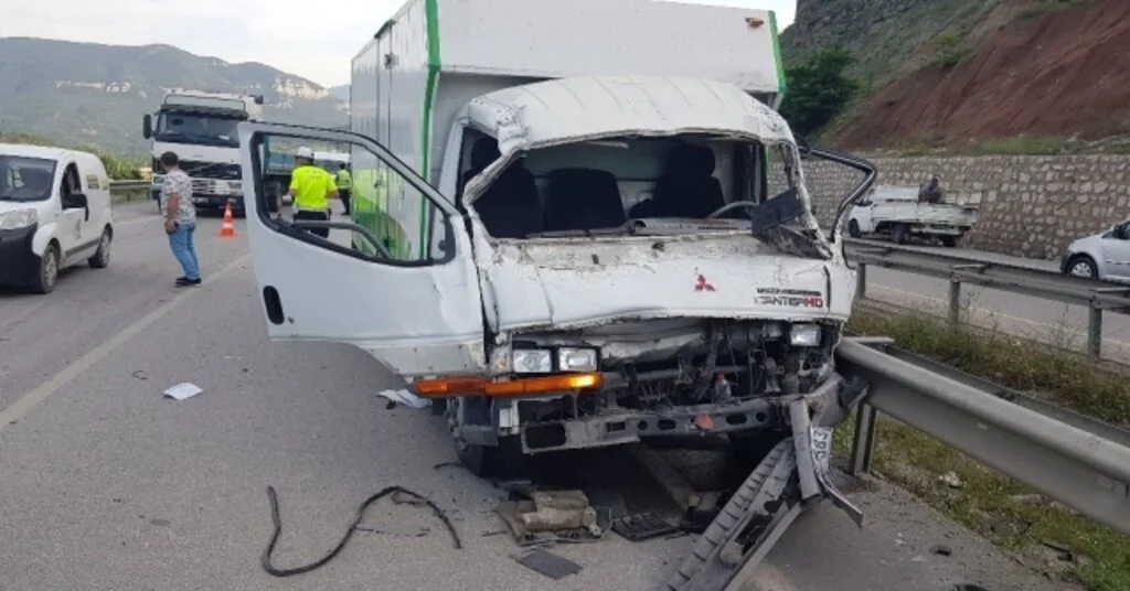 Kamyonette Sıkışanları Kurtarmak İçin Seferber Oldular
