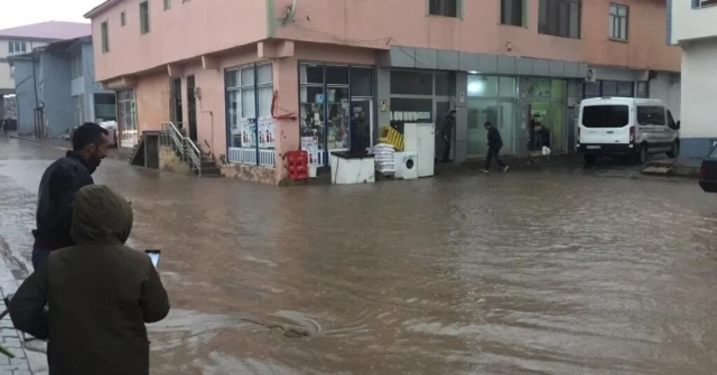 Karlıovada Sağanak Etkili Oldu, Yollar Göle Döndü