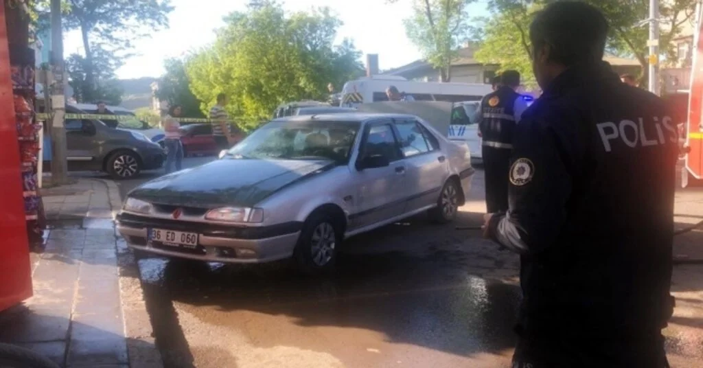 Karsta Duman Çıkan Araç Polis Ve İtfaiyeyi Alarma Geçirdi