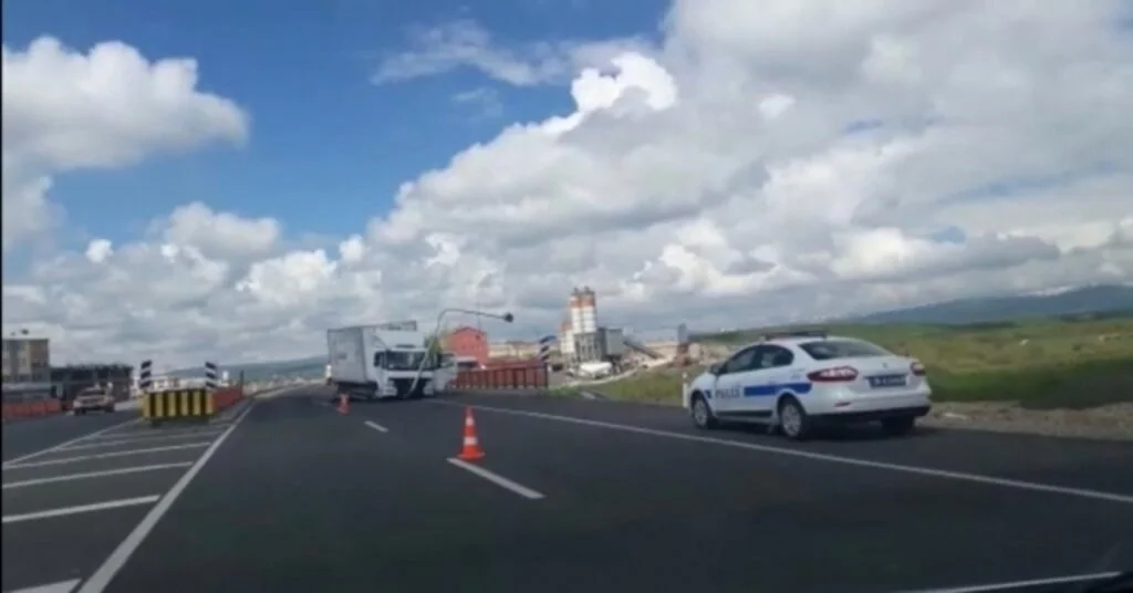 Karsta Lastiği Patlayan Kamyon Sinyalizasyon Direğine Çarptı