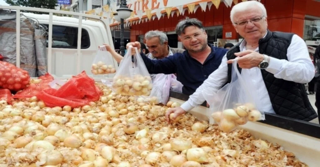 Kilosu 2 Liradan Satılan Soğana Hücum Ettiler