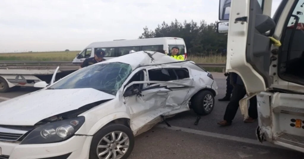 Kırmızı Işıkta Geçen Kamyon Otomobili Biçti: 1 Ölü, 1 Yaralı