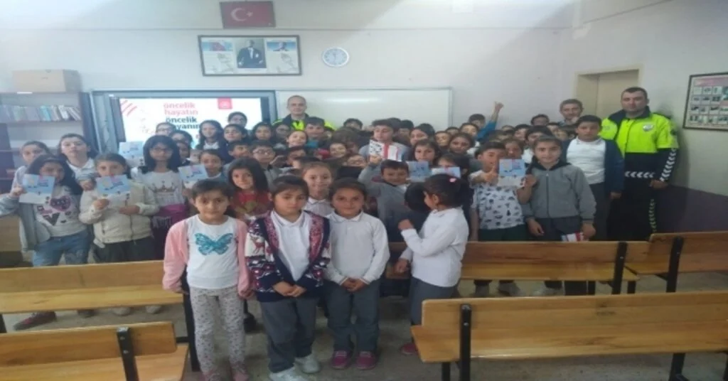 Lapsekide Öğrencilere Yaya Öncelikli Trafik Eğitimi Veriliyor