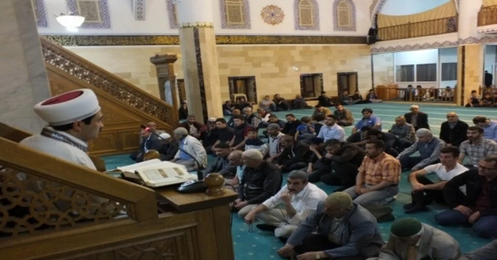 Malazgirtte Vatandaşlar Kadir Gecesinde Camilere Akın Etti