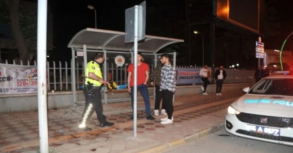 Minibüs Dolmuş Durağına Çarptı, 3 Kişi Ölümden Döndü