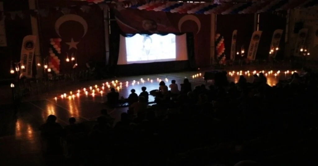 Öğrenciler Spor Salonunu Sinemaya Çevirip Film İzledi