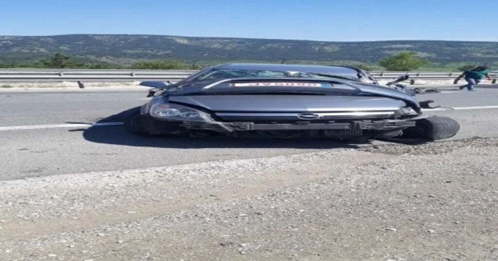 Otomobil, Temizlik Yapan Kamyona Arkadan Çarptı : 2 Yaralı