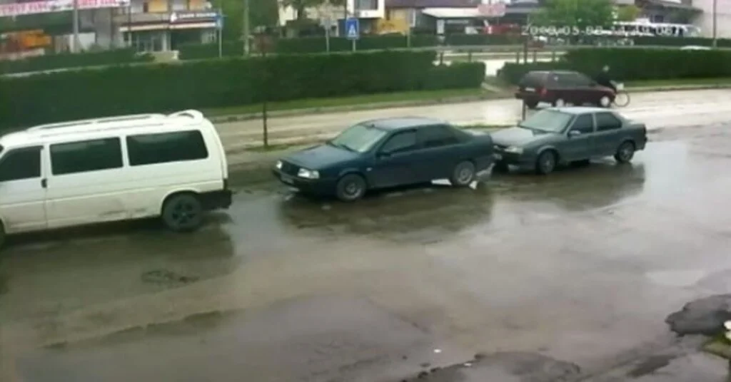 Otomobilin Bisiklete Çarpma Anı Güvenlik Kamerasına Takıldı