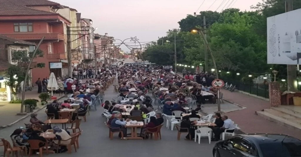 Saltukova Halkı Caddede İftarını Açtı