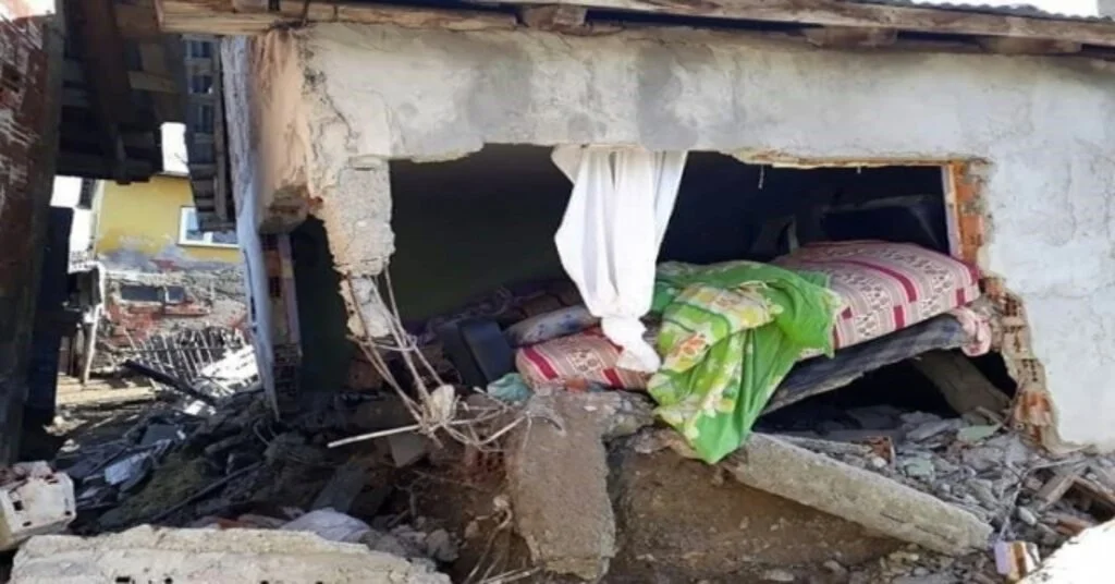 Sinopta İki Katlı Ev Yıkıldı, 25 Koyun Telef Oldu