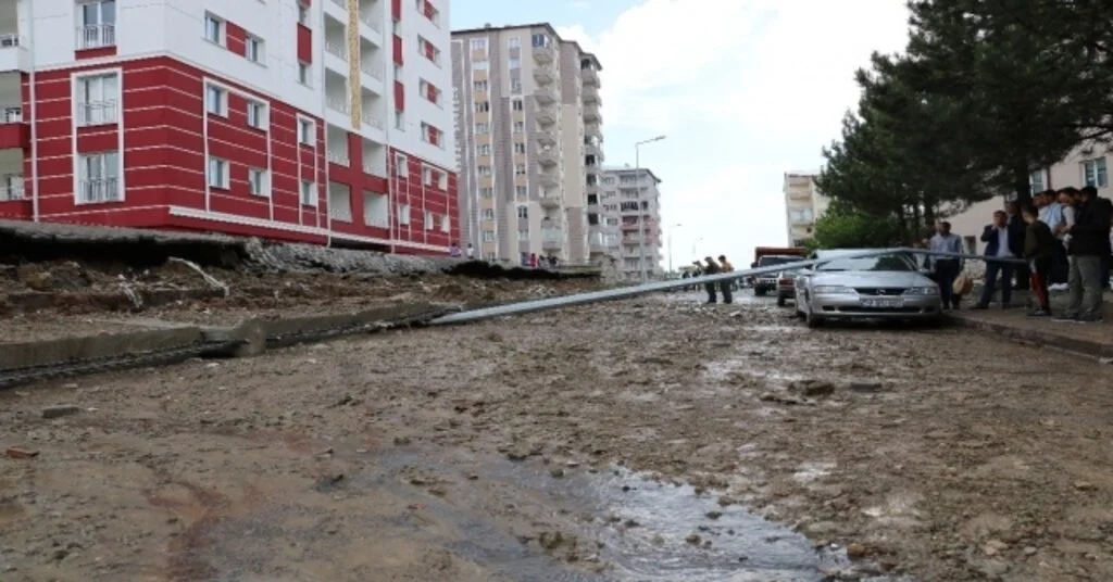 Sivasta Aşırı Yağış Sonrası Sitesinin İstinat Duvarı Çöktü