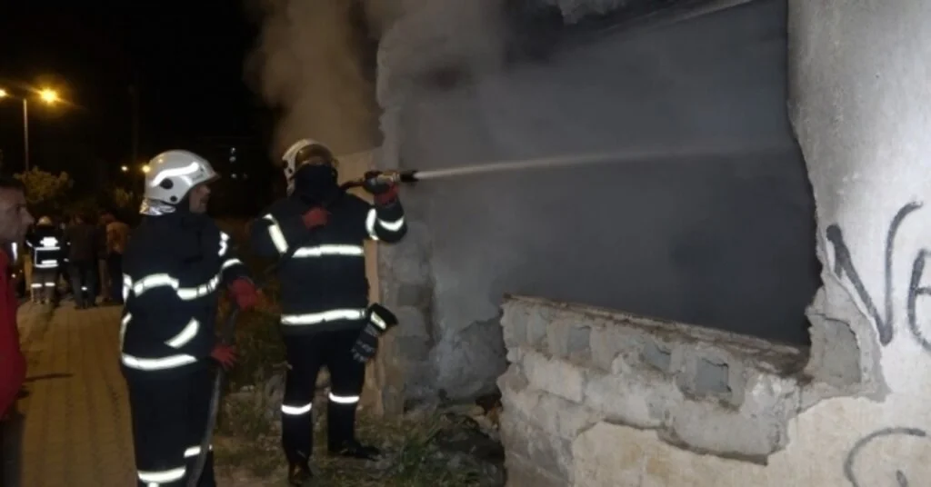 Tek Katlı Metruk Yapıda Çıkan Korkuttu