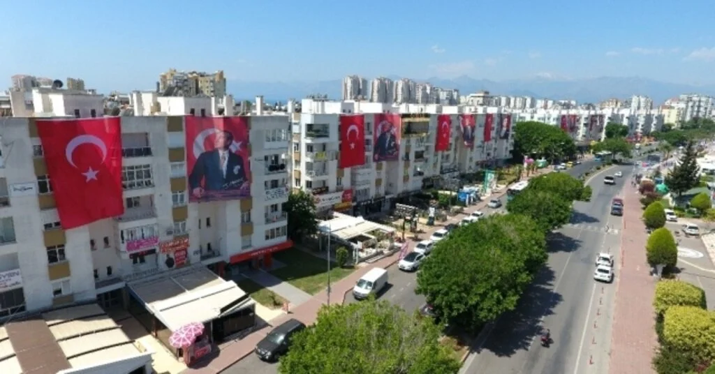 Tekelioğlu Caddesi Türk Bayrakları Ve Atatürk Posterleri İle Donatıldı.