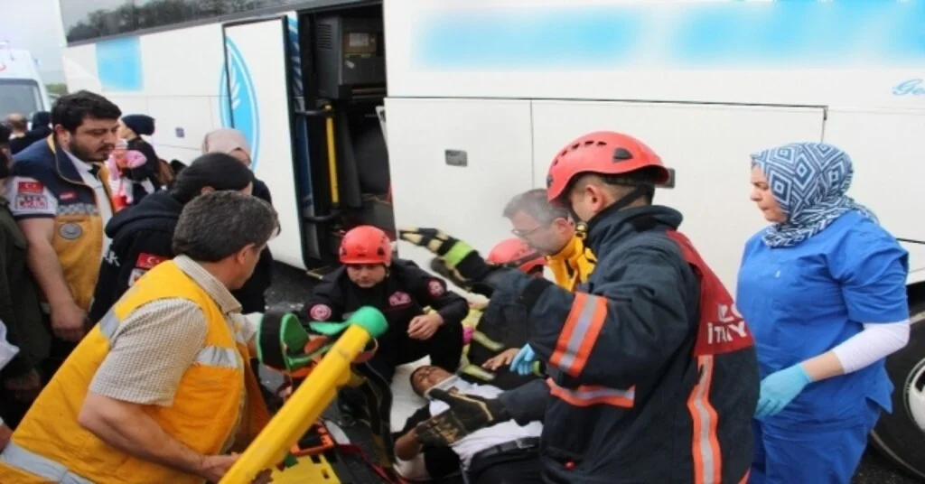 Temde Otobüs Tıra Çarptı: 7 Yaralı
