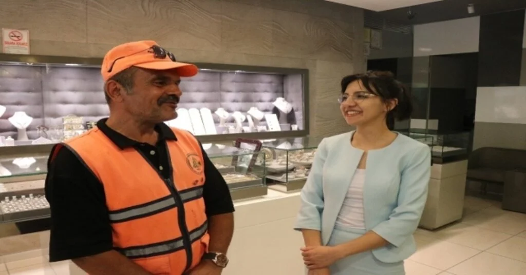 Temizlik İşçisi, Yolda Bulduğu Altını Sahibine Teslim Etti