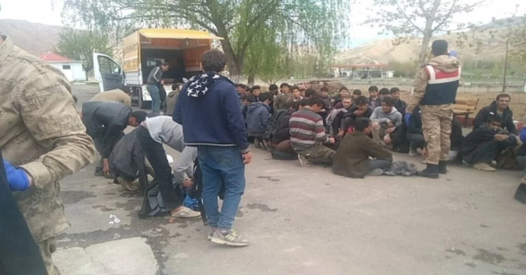 Trafik Polisleri Ve Jandarmadan Nefes Kesen Operasyon