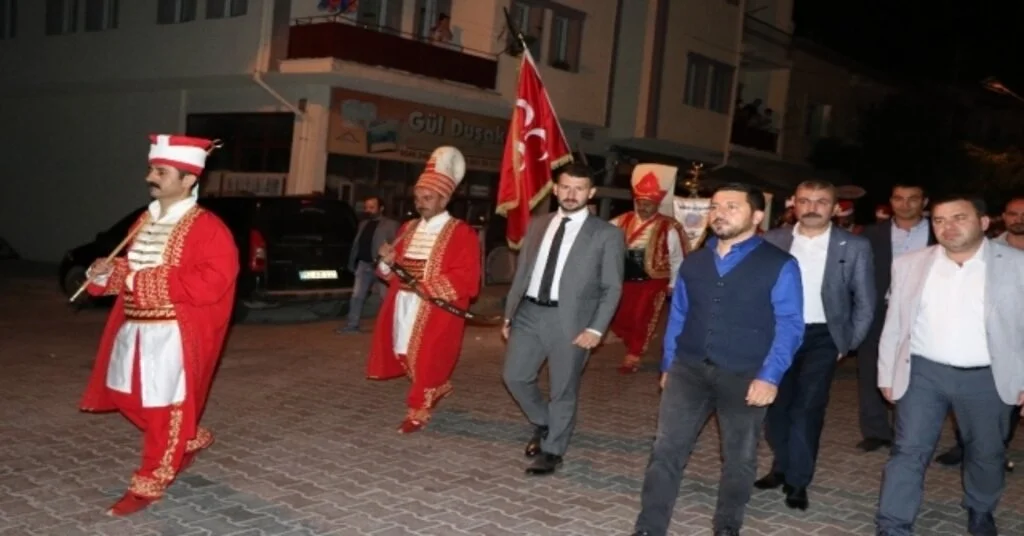 Türkiyede İlk Kez Bir Başkan Mehter Takımı İle Halkı Sahura Kaldırdı