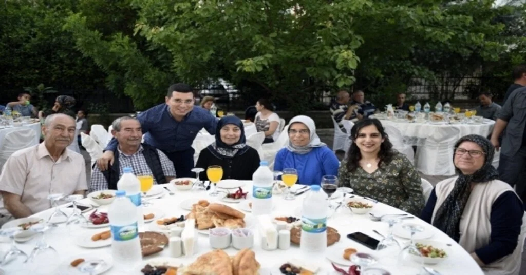 Tütüncü Çiftinden Komşularına İftar