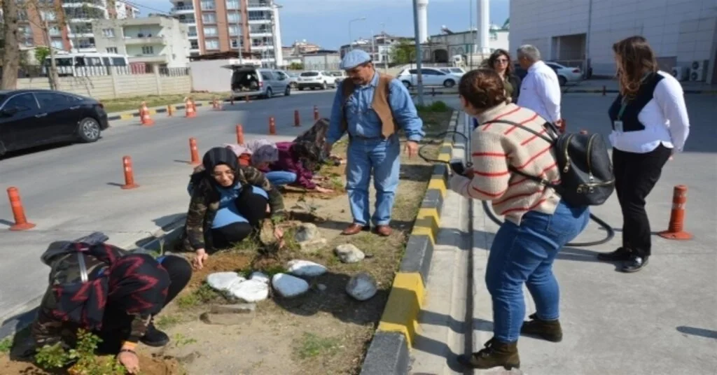 Üniversiteli Öğrenciler Hastane Bahçesini Çiçeklendirdi