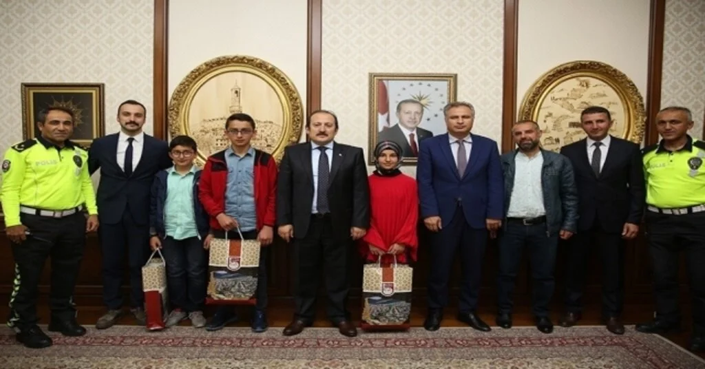Vali Ali Hamza Pehlivan “Bu Kemer Sana Çok Yakışır” Yarışmasında Derece Elde Eden Öğrencilerle Bir Araya Geldi