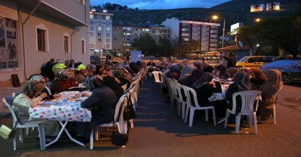 Vali Pehlivan, Öğrencilerle Sokak İftarına Katıldı