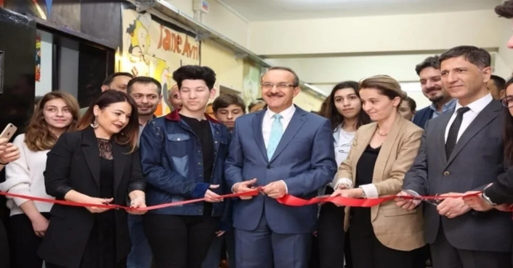 Vali Sergi Açtı