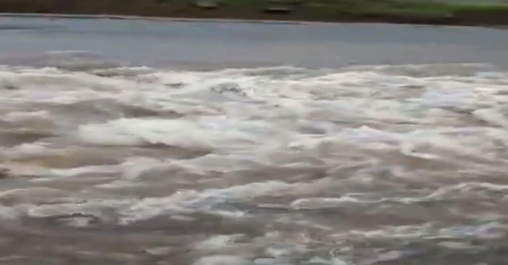 Yağmur Suları Sel Oldu, Yolu Kapladı