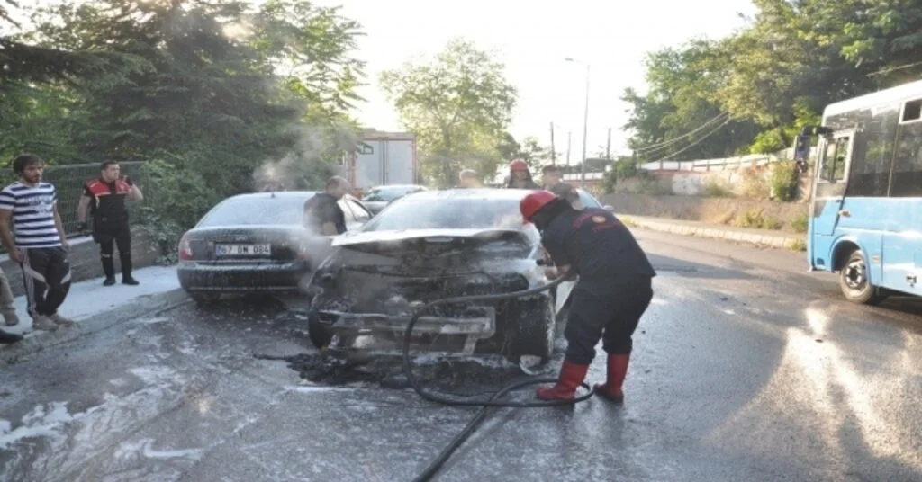 Zonguldakta Seyir Halindeki Otomobil Alev Alev Yandı