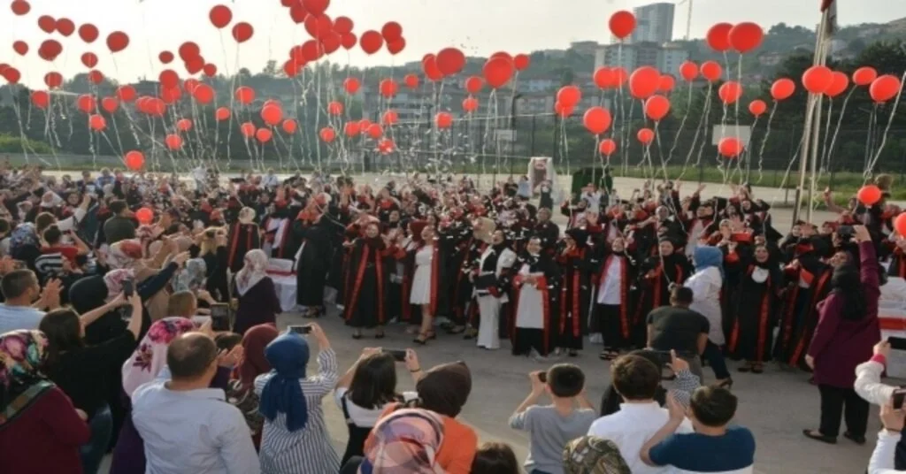 135 İmam Hatipli Öğrenci Mezun Olmanın Sevincini Yaşadı