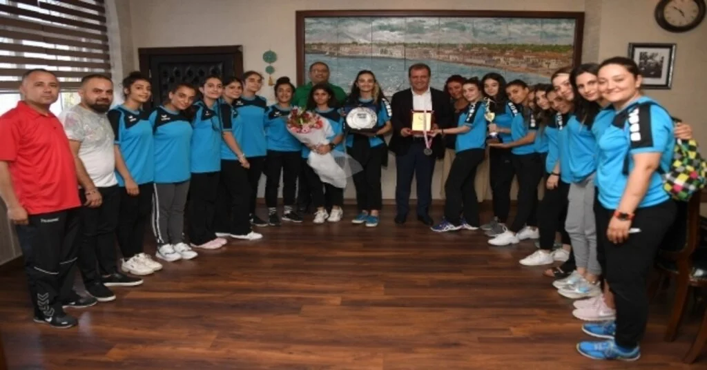 2. Lige Çıkan Büyükşehir Hentbol Kursiyerleri, Sevinçlerini Seçer İle Paylaştı