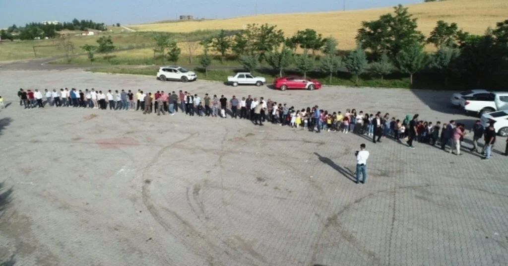 300 Torunu Bayramını Kutlamak İçin Metrelerce Kuyruk Oluşturdu