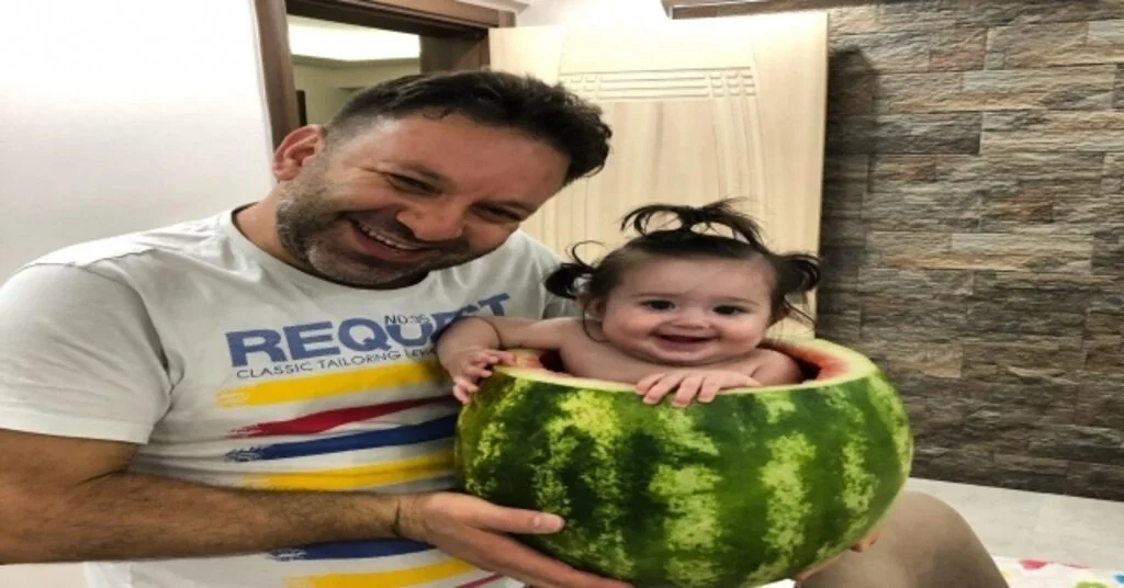 7 Aylık Bebeğini Karpuzun İçin Oturtarak Serinletti