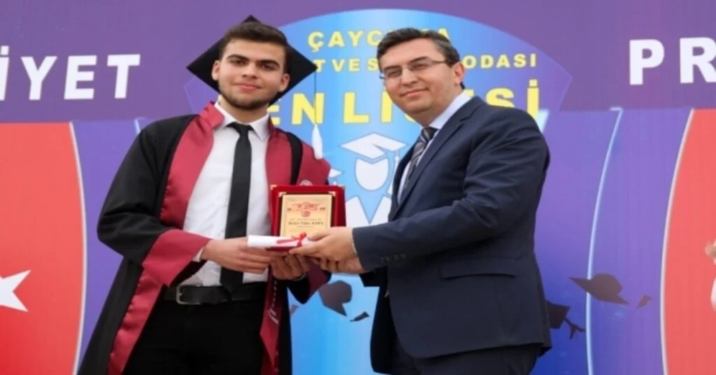 92 Öğrenci Diplomalarını Aldı