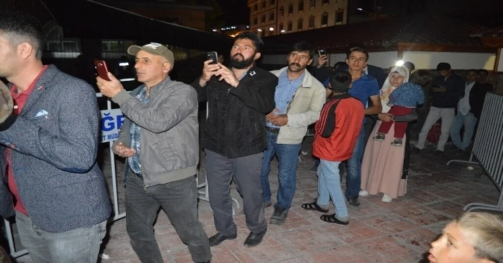 Ağrılılar Camilere Akın Etti