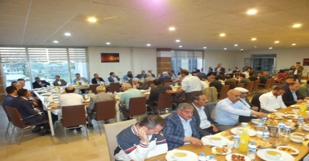 Ak Parti Malazgirt İlçe Teşkilatı İnsan Son İftar Yemeği Verdi